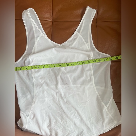 Lululemon Athletica - Run with the Sun Tank Top in white. Size 10 - Picture 2 of 9